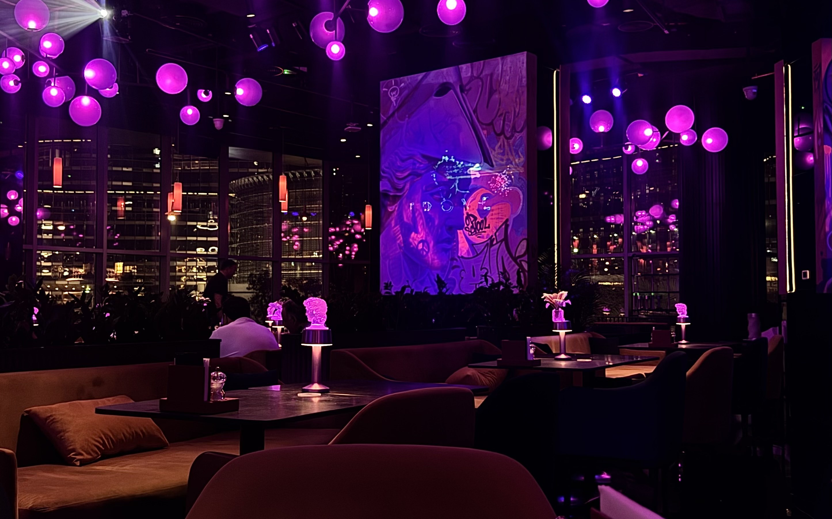Intimate restaurant table in candlelight