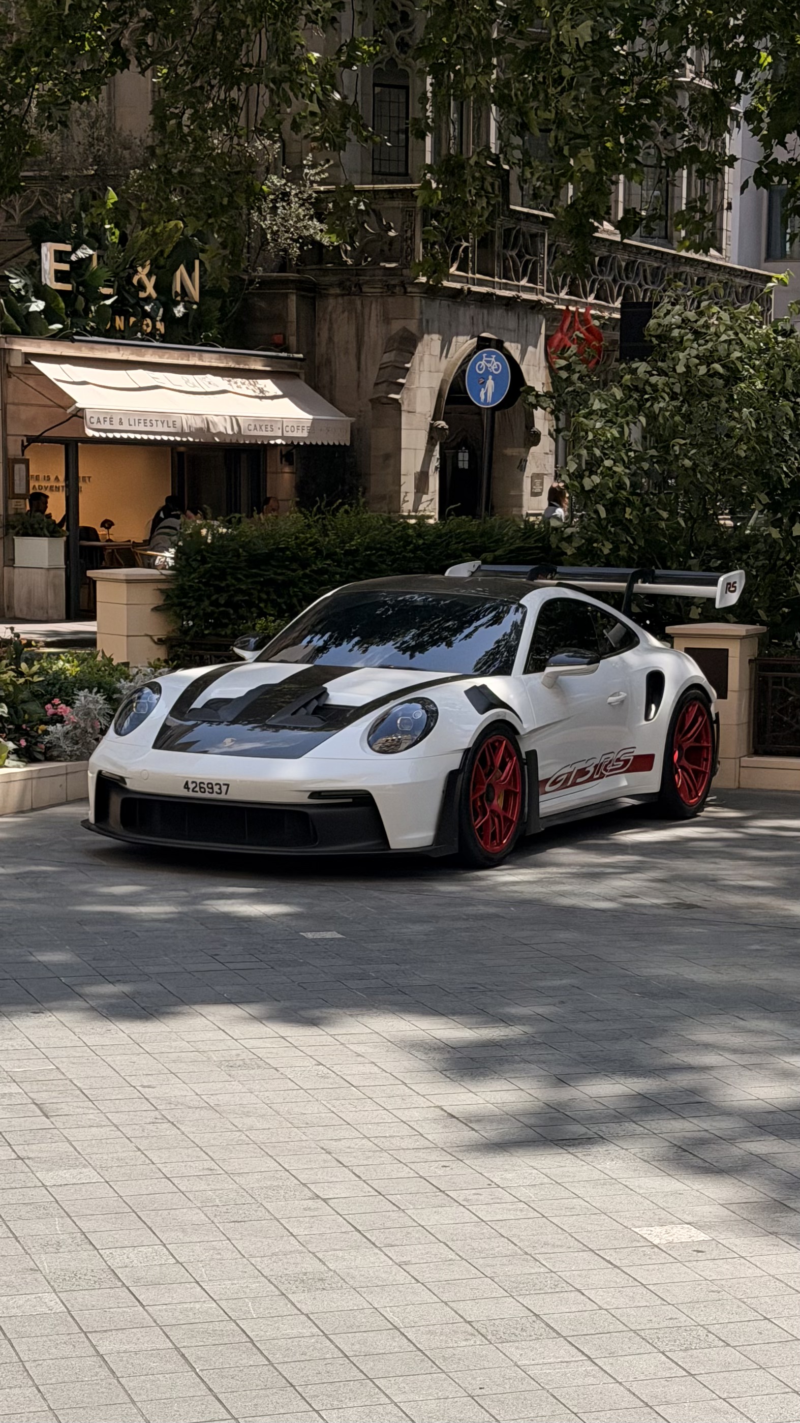 Porsche 911 GT3 RS outside a London café